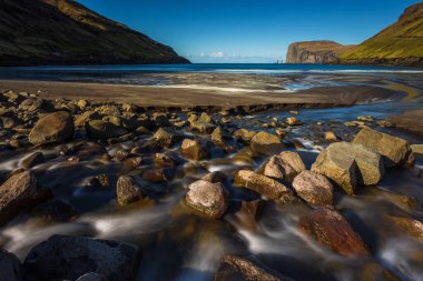Tjornuvik 'teki sahil şeridi. Arka planda Risin og Kellingin kaya oluşumları var. Uçurum manzarası. Tjornuvik, Faroe Adaları, Danimarka.