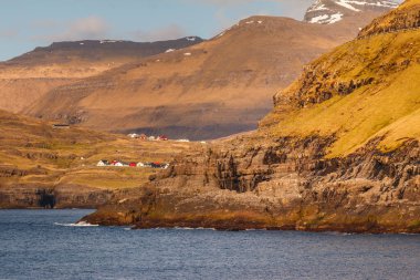 Streymoy adasındaki dağın yamacında yer alan küçük bir köy. Faroe Adaları, Danimarka.