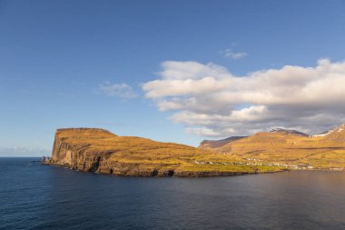 Eidi, Streymoy adasındaki dağın yamacında yer alan küçük bir köydür. Faroe Adaları, Danimarka.