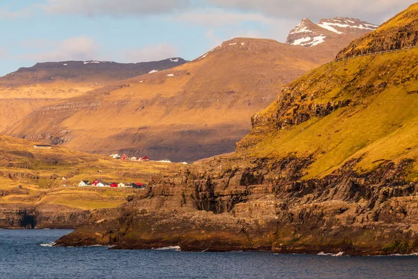 Tjornuvik小村庄位于Streymoy岛上的山坡上 法罗群岛 — 图库照片