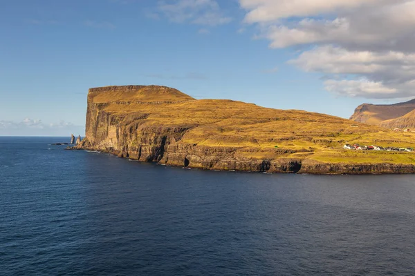 Pequena Aldeia Eidi Situada Encosta Montanha Ilha Streymoy Ilhas Faroé — Fotografia de Stock