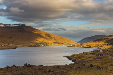 Nesvik köyü, Streymoy adasındaki dağın yamacında yer almaktadır. Faroe Adaları, Danimarka.