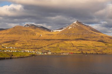 Nesvik köyü, Streymoy adasındaki dağın yamacında yer almaktadır. Faroe Adaları, Danimarka.
