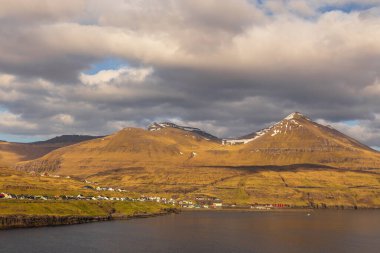 Nesvik köyü, Streymoy adasındaki dağın yamacında yer almaktadır. Faroe Adaları, Danimarka.