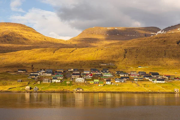 Nesvik köyü, Streymoy adasındaki dağın yamacında yer almaktadır. Faroe Adaları, Danimarka.