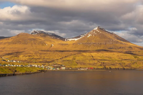 Malá Vesnice Nesvik Nachází Svahu Hory Ostrově Streymoy Faerské Ostrovy — Stock fotografie