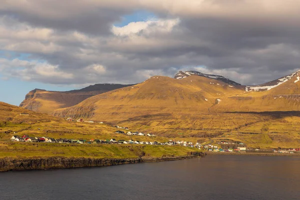 Pequena Aldeia Nesvik Situada Encosta Montanha Ilha Streymoy Ilhas Faroé — Fotografia de Stock