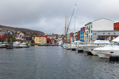 Torshavn, Faroe Adaları, Danimarka - 03 Mayıs 2018: Streymoy Adası 'nın başkenti Torshavn. Limanda demirli yatlar ve tekneler.