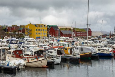 Torshavn, Faroe Adaları, Danimarka - 03 Mayıs 2018: Streymoy Adası 'nın başkenti Torshavn. Limanda demirli yatlar ve tekneler.