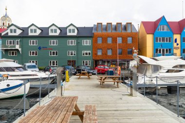 Thorshavn, Faroe Adaları, Danimarka - 03 Mayıs 2018: Thorshavb şehri, Faroe Adaları 'nın başkenti. Renkli kiralık evler ve demirli yatları ve tekneleri olan bir liman..
