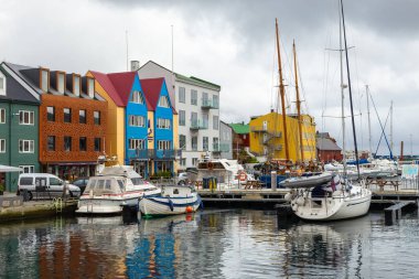 Thorshavn, Faroe Adaları, Danimarka - 03 Mayıs 2018: Thorshavb şehri, Faroe Adaları 'nın başkenti. Renkli kiralık evler ve demirli yatları ve tekneleri olan bir liman..
