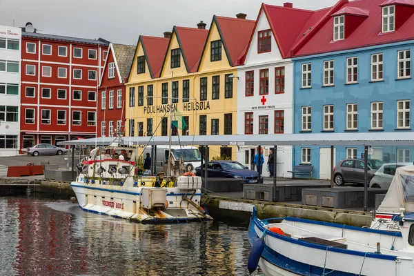 2018年5月3日 デンマークのファロー諸島の首都ソーシャブ市 カラフルなテントハウスと係留ヨットやボートとポート — ストック写真