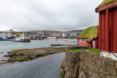 Thorshavn, Faroe Adaları, Danimarka - 03 Mayıs 2018: Thorshavn şehri, Faroe Adaları 'nın başkenti. Renkli kiralık evler ve demirli yatları ve tekneleri olan bir liman..