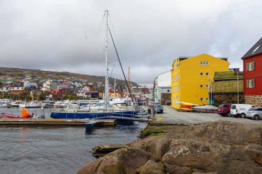 Thorshavn, Faroe Adaları, Danimarka - 03 Mayıs 2018: Thorshavn şehri, Faroe Adaları 'nın başkenti. Renkli kiralık evler ve demirli yatları ve tekneleri olan bir liman..