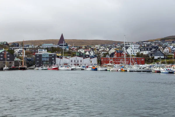 2018年5月3日 デンマーク フェロー諸島の首都ソーシャーン市 カラフルなテントハウスと係留ヨットやボートとポート — ストック写真