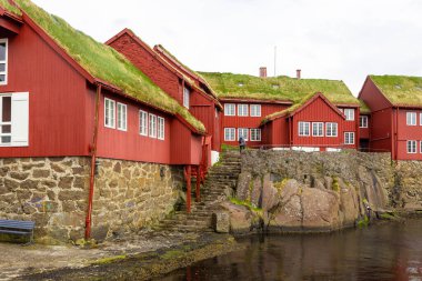 Torshavn, Faroe Adaları, Danimarka - 03 Mayıs 2018: Tinganes, Torshavn, Faroe Adaları, Danimarka 'daki bazı eski ve geleneksel binalar.