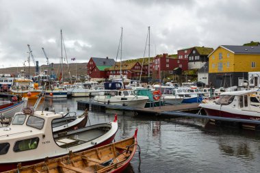 Thorshavn, Faroe Adaları, Danimarka - 03 Mayıs 2018: Thorshavn şehri, Faroe Adaları 'nın başkenti. Renkli kiralık evler ve demirli yatları ve tekneleri olan bir liman..