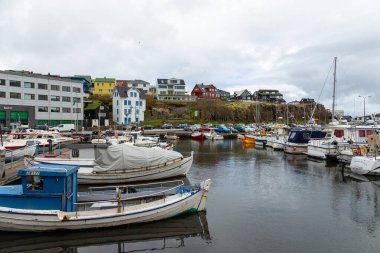 Thorshavn, Faroe Adaları, Danimarka - 03 Mayıs 2018: Thorshavn şehri, Faroe Adaları 'nın başkenti. Renkli kiralık evler ve demirli yatları ve tekneleri olan bir liman..