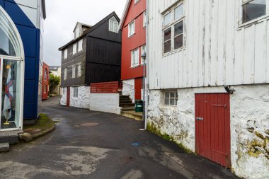 Thorshavn, Faroe Adaları, Danimarka - 03 Mayıs 2018: Streymoy Adası 'ndaki Thorshavn' da tipik evler.