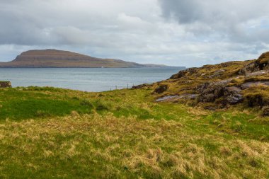 Streymoy adasının dik kıyıları. Atlas Okyanusu, Thorshavn, Faroe Adaları 'ndaki volkanik takımadalar.