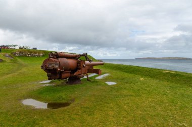 Bir top, Thorshavn 'daki Skansin kalesinde bir savaş sergisi. Faroe Adaları, Danimarka.
