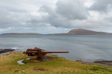 Bir top, Thorshavn 'daki Skansin kalesinde bir savaş sergisi. Faroe Adaları, Danimarka.