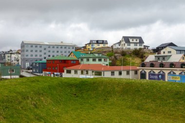 Thorshavn, Faroe Adaları, Danimarka - 03 Mayıs 2018: Thorshavn şehri, Faroe Adaları 'nın başkenti. İskandinav şehrinin şehir manzarası.