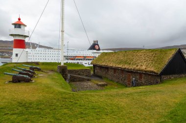 Torshavn Faroe Adaları - 3 Mayıs 2018 Torshavn Skansin Kalesi 'ndeki Deniz Feneri. Arka planda yolcu feribotu.