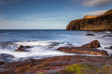 Streymoy Adası 'ndaki Eidi adalarının dik kıyıları. Atlas Okyanusu, Faroe Adaları 'ndaki volkanik takımadalar.