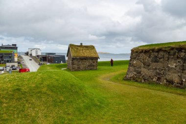 Thorshavn, Faroe Adaları - 03 Mayıs 2018: Başkent Torshavn 'daki Skansin tarihi kalesinde taş bina.