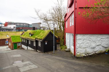 Thorshavn, Faroe Adaları, Danimarka - 03 Mayıs 2018: Streymoy Adası 'ndaki Thorshavn' da tipik evler.