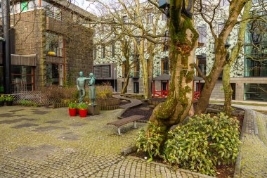 Thorshavn, Faroe Adaları - 03 Mayıs 2018: İki kişinin anıtı, bir kadın ve bir erkek Torshavn, Streymoy Adası, Faroe Adaları, Danimarka Krallığı, Kuzey Avrupa.