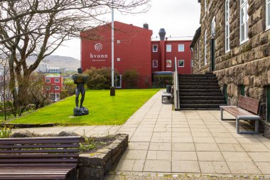 Thorshavn, Faroe Adaları - 03 Mayıs 2018: Faroe Adaları 'ndaki Torshavn belediye binasının önündeki Tradarmadurin, Crofter, Hans Pauli Olsen anıtı. Streymoy Adası, Danimarka Krallığı, Kuzey Avrupa