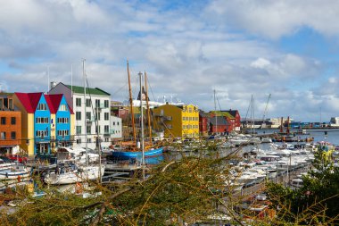 Thorshavn, Faroe Adaları, Danimarka - 03 Mayıs 2018: Streymoy Adası 'ndaki Thorshavn şehrinin merkezindeki renkli binalar.