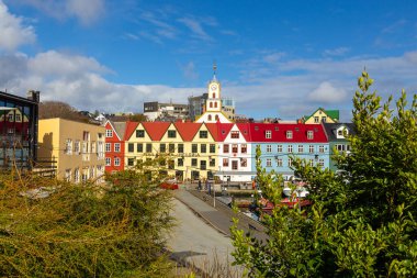 Thorshavn, Faroe Adaları, Danimarka - 03 Mayıs 2018: Streymoy Adası 'ndaki Thorshavn şehrinin merkezindeki renkli binalar.