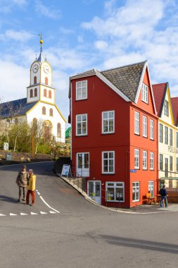 Thorshavn, Faroe Adaları, Danimarka - 03 Mayıs 2018: Streymoy Adası 'ndaki Thorshavn şehrinin merkezindeki renkli binalar.