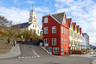 Thorshavn, Faroe Adaları, Danimarka - 03 Mayıs 2018: Streymoy Adası 'ndaki Thorshavn şehrinin merkezindeki renkli binalar.