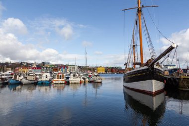 Thorshavn, Faroe Adaları, Danimarka - 03 Mayıs 2018: Thorshavn şehri, Faroe Adaları 'nın başkenti. Limanda demirli yatlar ve tekneler.