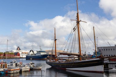 Thorshavn, Faroe Adaları, Danimarka - 03 Mayıs 2018: Thorshavn şehri, Faroe Adaları 'nın başkenti. Limanda demirli yatlar ve tekneler.