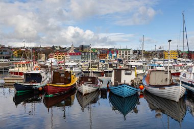 Thorshavn, Faroe Adaları, Danimarka - 03 Mayıs 2018: Thorshavn şehri, Faroe Adaları 'nın başkenti. Limanda demirli yatlar ve tekneler.