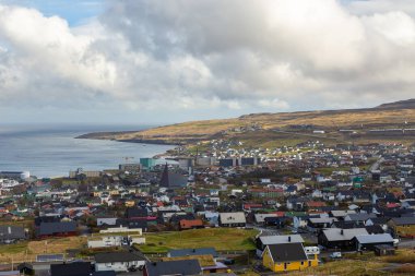 Thorshavn, Faroe Adaları, Danimarka - 03 Mayıs 2018: Thorshavn şehri, Faroe Adaları 'nın başkenti. İskandinav şehrinin şehir manzarası. Arkaplanda Fiord.