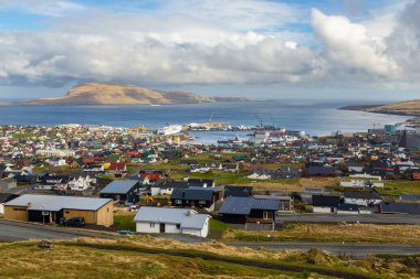 Thorshavn, Faroe Adaları, Danimarka - 03 Mayıs 2018: Thorshavn şehri, Faroe Adaları 'nın başkenti. İskandinav şehrinin şehir manzarası. Arkaplanda Fiord.
