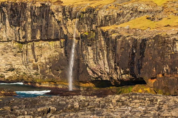 Vízesés Folyik Egy Meredek Lejtőn Streymoy Szigeten Vulkáni Szigetvilág Egy — Stock Fotó