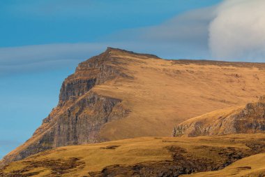 Streymoy adasındaki dağ manzarası. Güneşli bir bahar günü. Faroe Adaları.