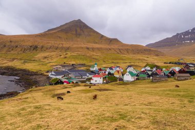 Gjogv köyü Streymoy adasındaki dağın yamacında yer alıyordu. Faroe Adaları, Danimarka.