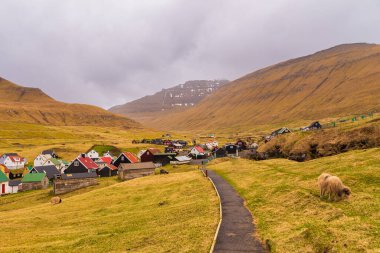 Gjogv köyü Streymoy adasındaki dağın yamacında yer alıyordu. Faroe Adaları, Danimarka.