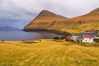 Gjogv köyü Streymoy adasındaki dağın yamacında yer alıyordu. Faroe Adaları, Danimarka.
