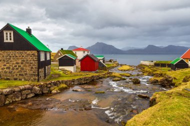 Gjogv köyü Streymoy adasındaki dağın yamacında yer alıyordu. Faroe Adaları, Danimarka.