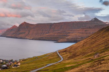 Funnings 'teki fiyort ve sarp kıyı üzerinde gün batımı, Streymoy Adası' nda küçük bir komün. Faroe Adaları, Danimarka.