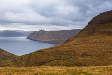 Funnings 'teki fiyort ve sarp kıyı üzerinde gün batımı, Streymoy Adası' nda küçük bir komün. Faroe Adaları, Danimarka.